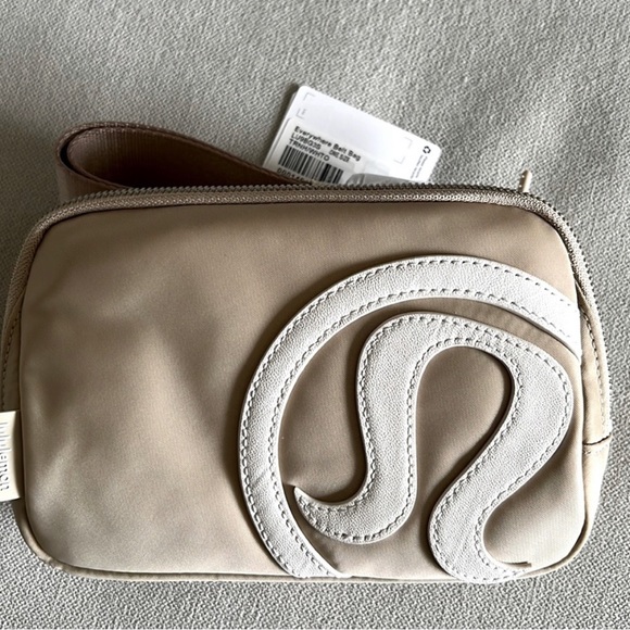 Lululemon Everywhere Belt Bag Trench White Opal Adjustable Sling Crossbody NWT - Picture 2 of 10